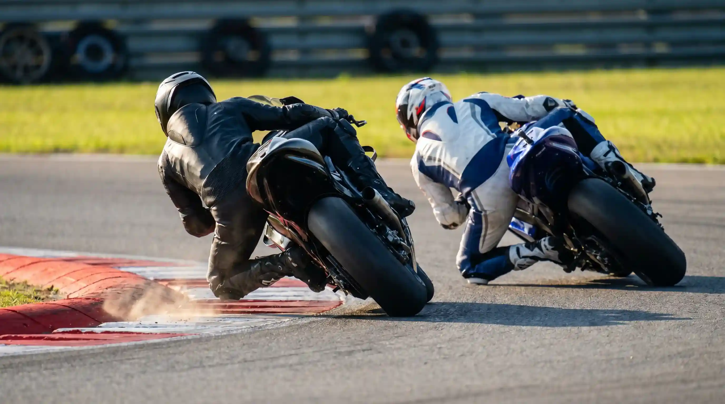 MotoGP ездачи в завой по време на състезание
